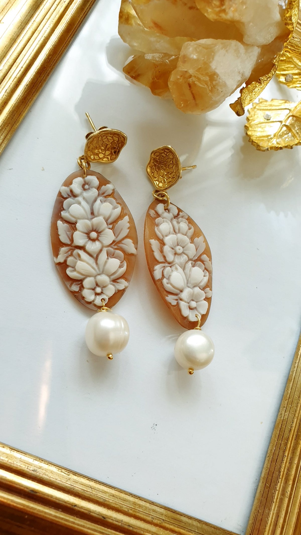 Orecchini in argento con cammei e perle di fiume