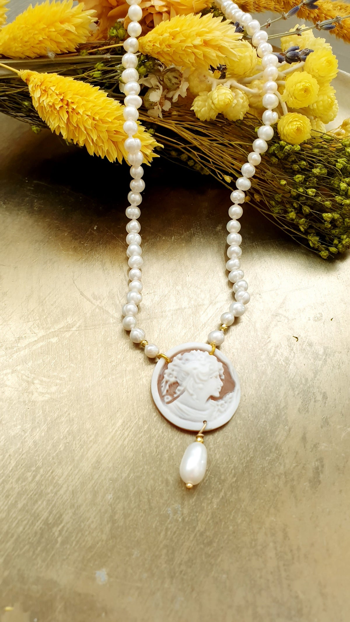 Girocollo di perle di fiume con cammeo e perla