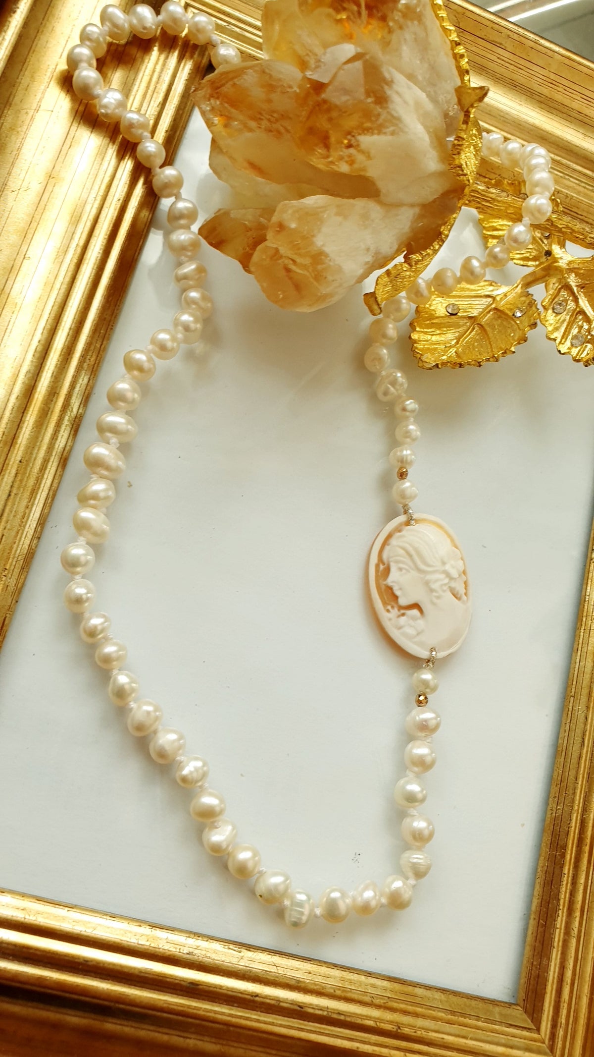 Girocollo in perle di fiume e cammeo
