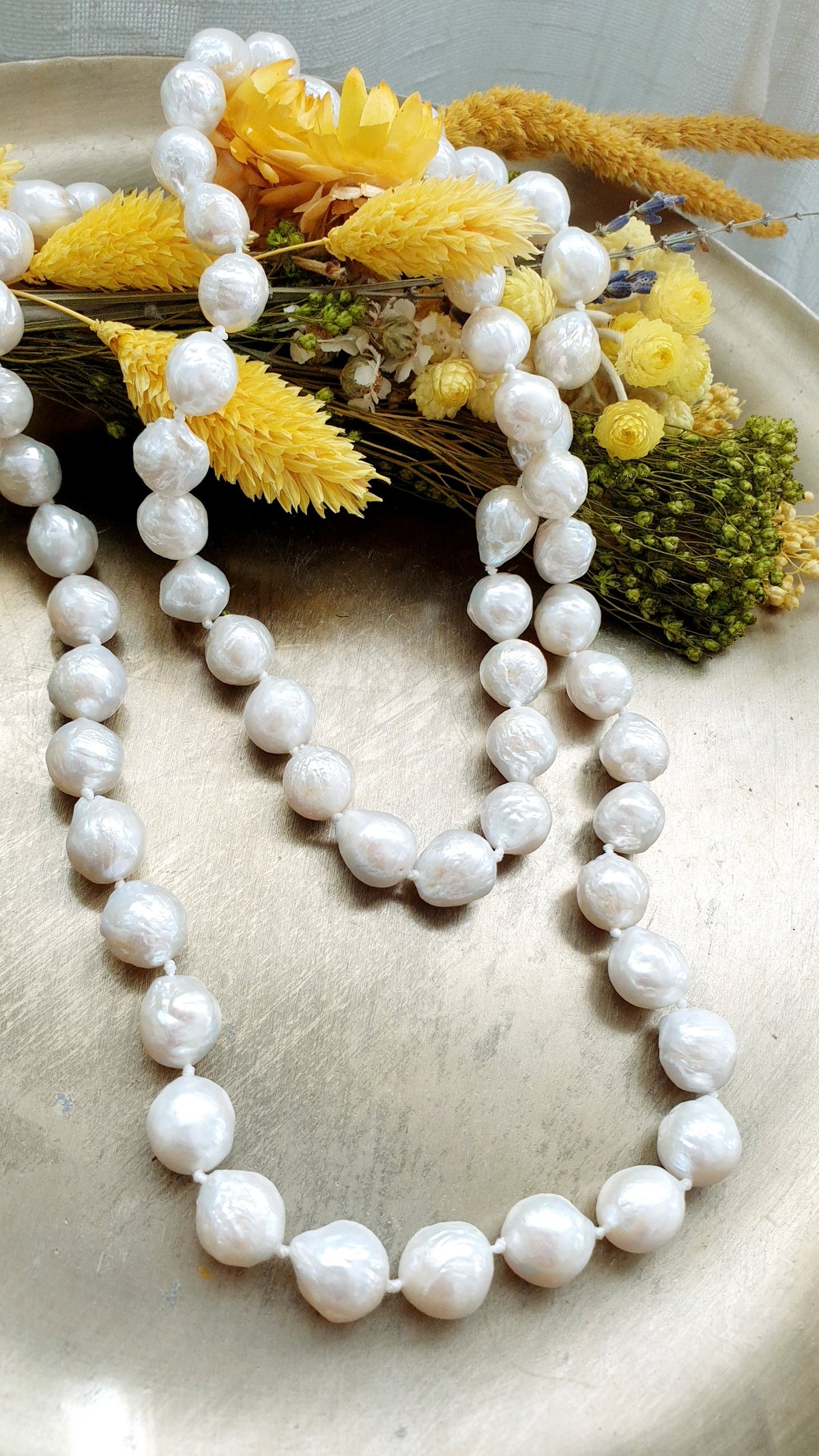 Collana lunga con perle scaramazze