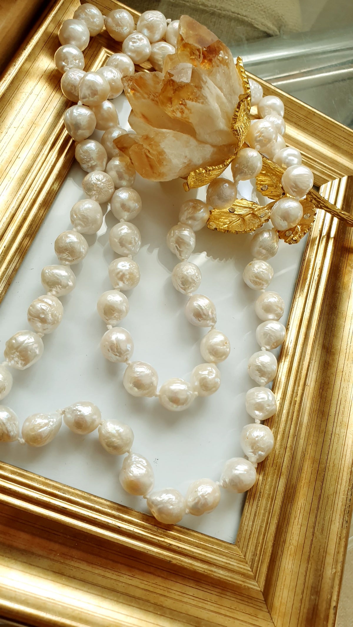 Collana lunga con perle scaramazze