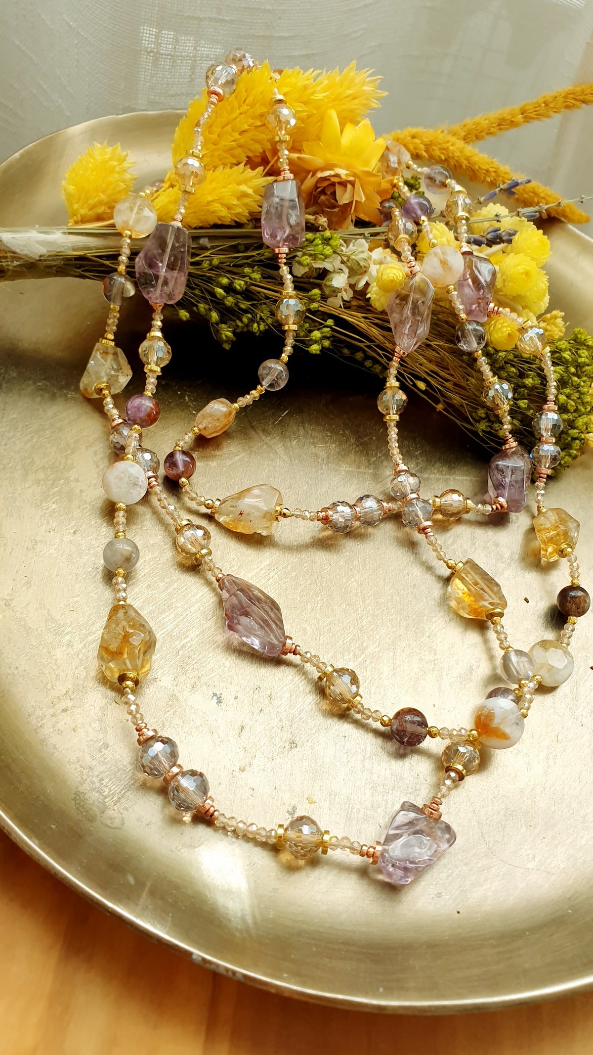 Lunga collana con ametista, citrino, cristallini.