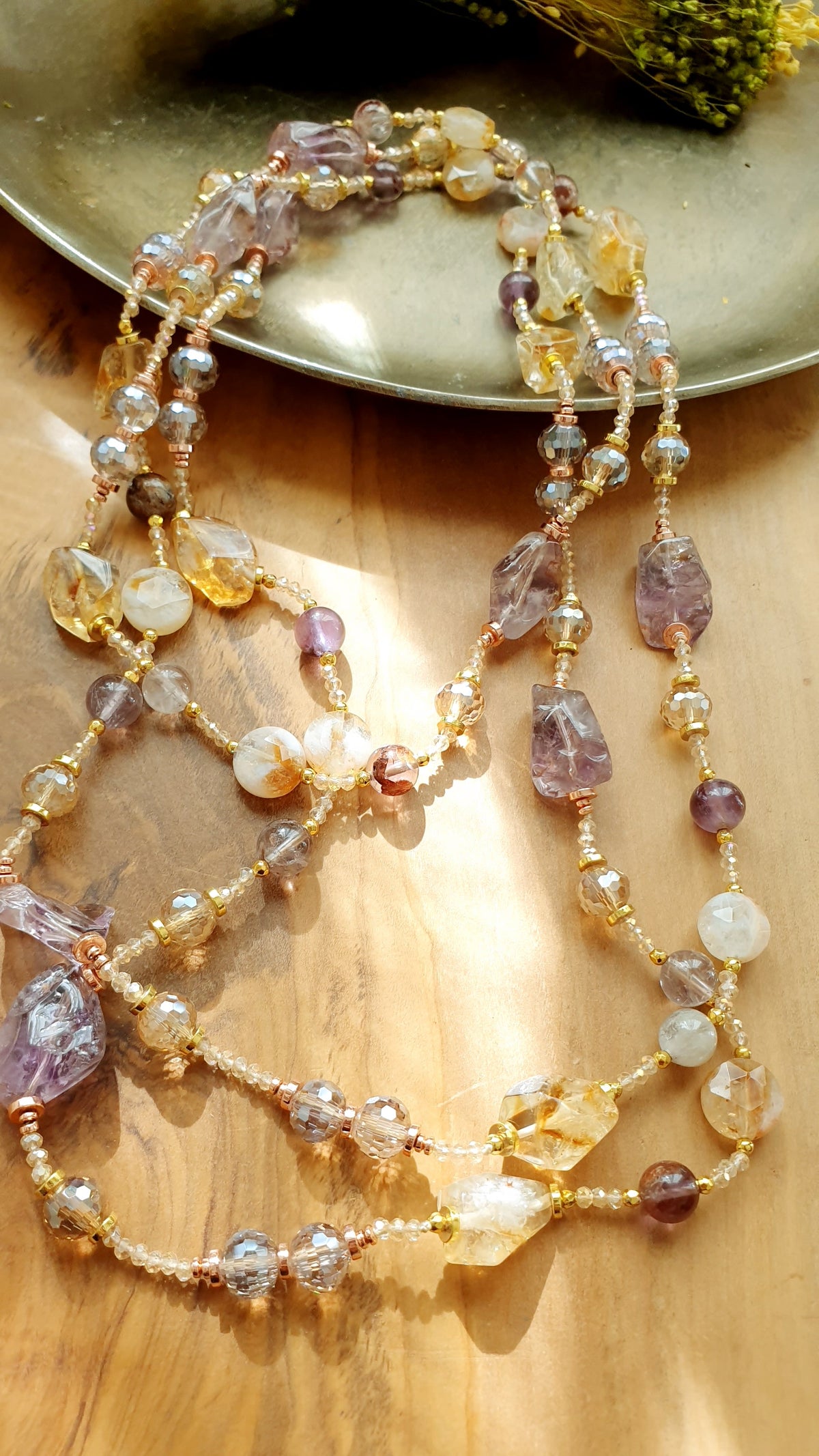 Lunga collana con ametista, citrino, cristallini.