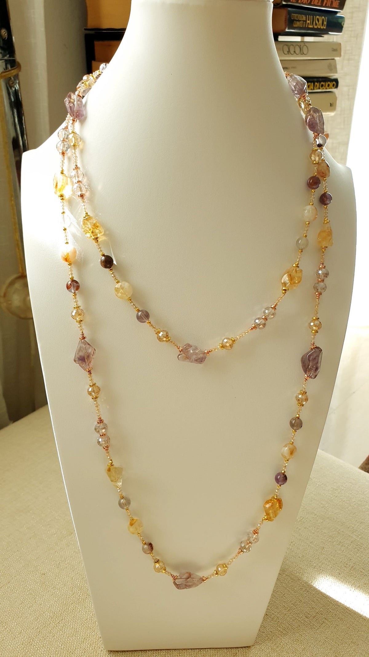 Lunga collana con ametista, citrino, cristallini.