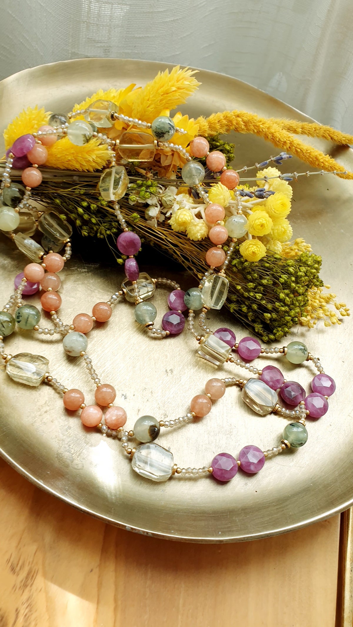 Lunga collana con quarzo lime, prehnite, giada, cristallini.
