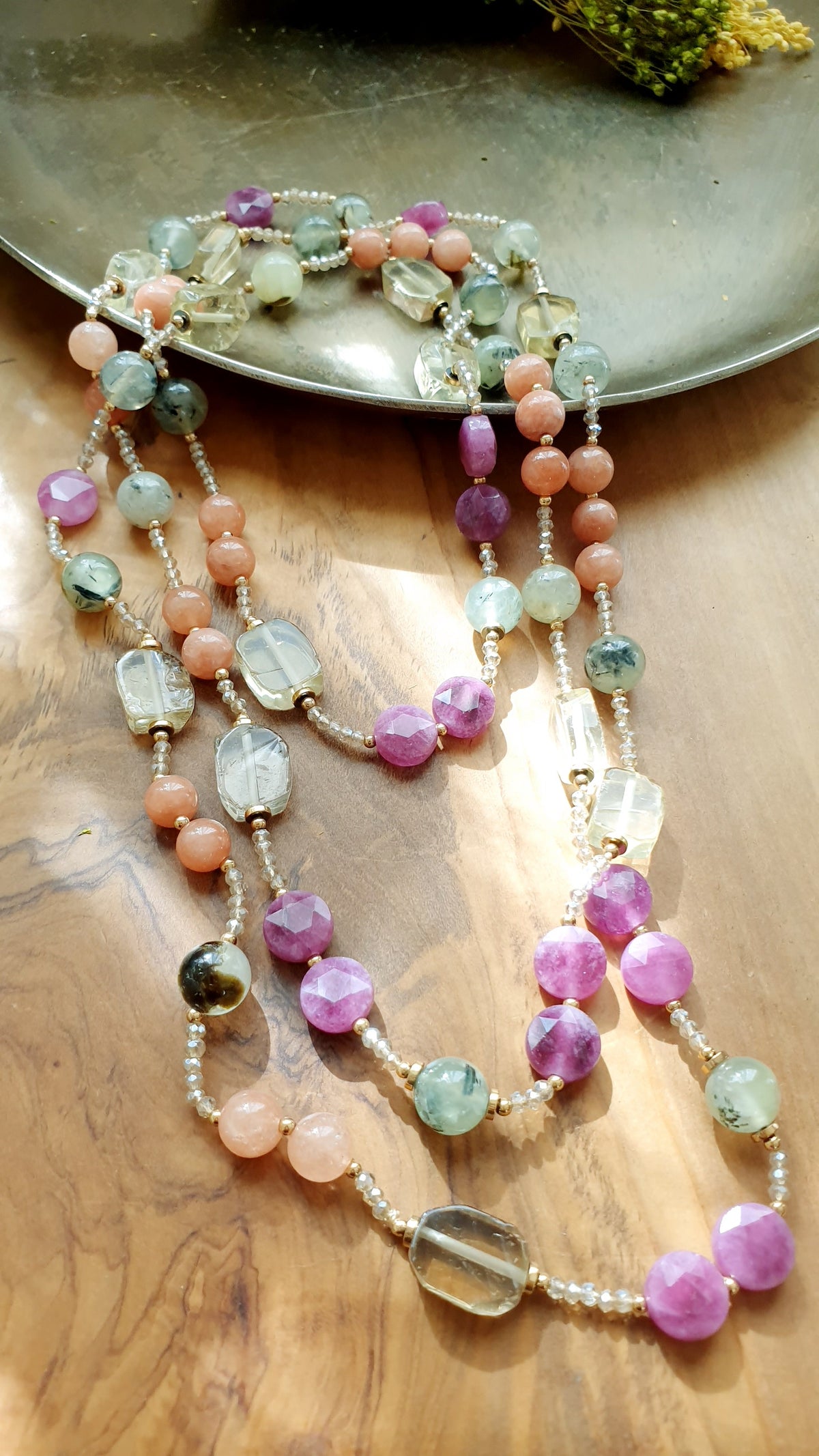 Lunga collana con quarzo lime, prehnite, giada, cristallini.