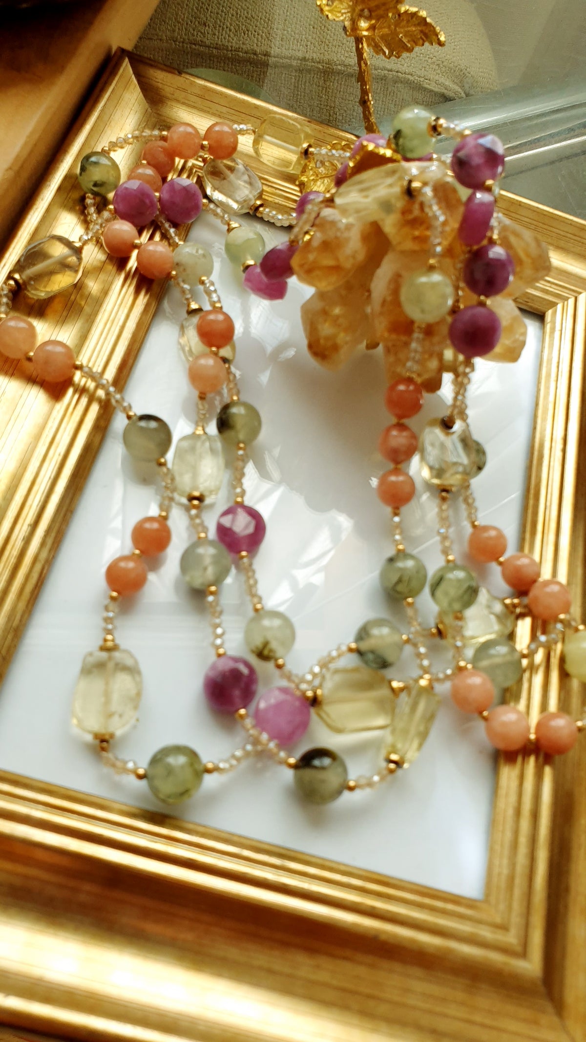 Lunga collana con quarzo lime, prehnite, giada, cristallini.