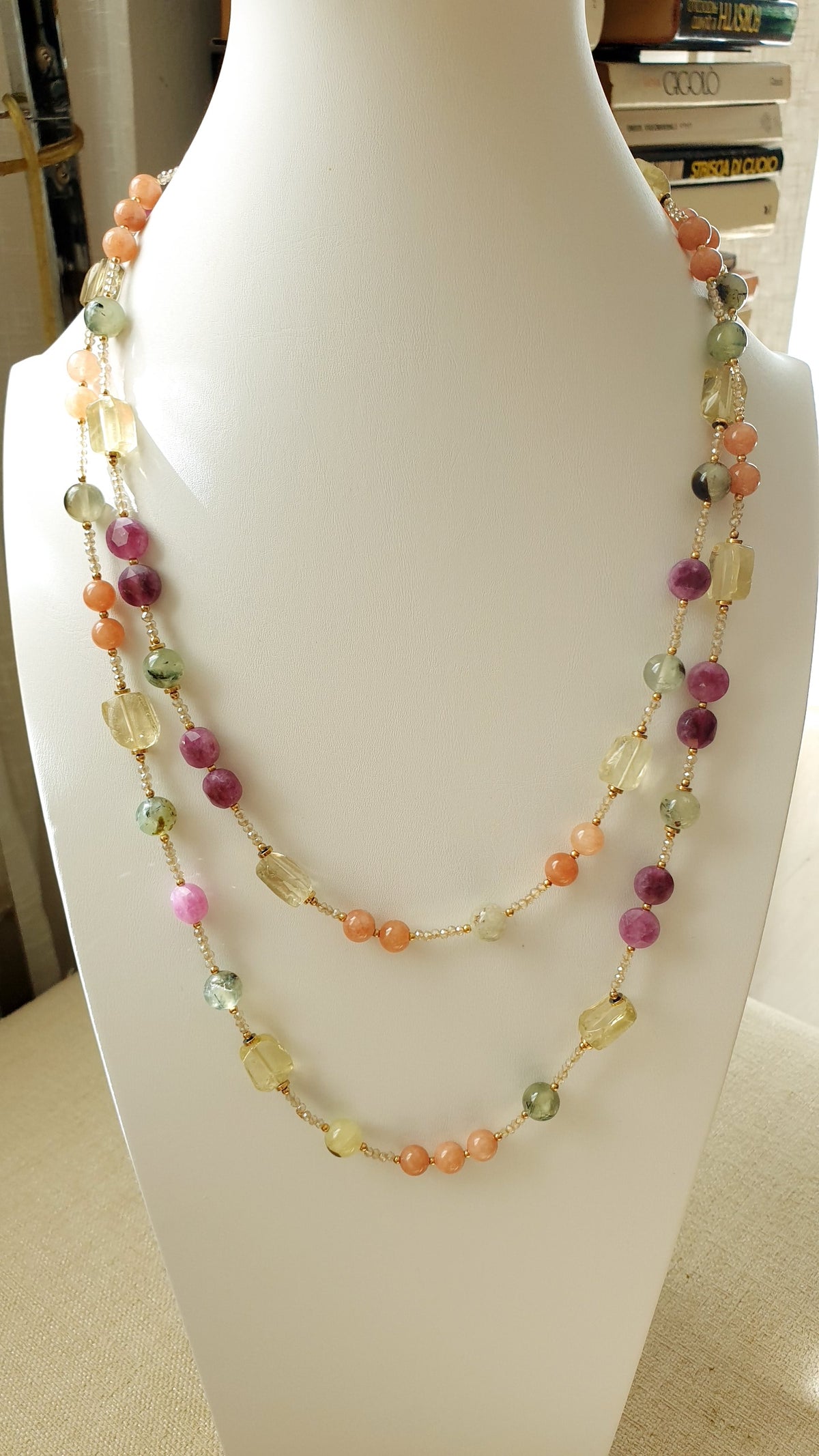 Lunga collana con quarzo lime, prehnite, giada, cristallini.