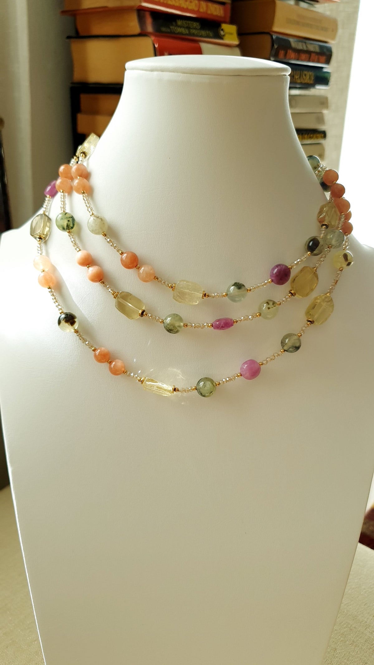 Lunga collana con quarzo lime, prehnite, giada, cristallini.