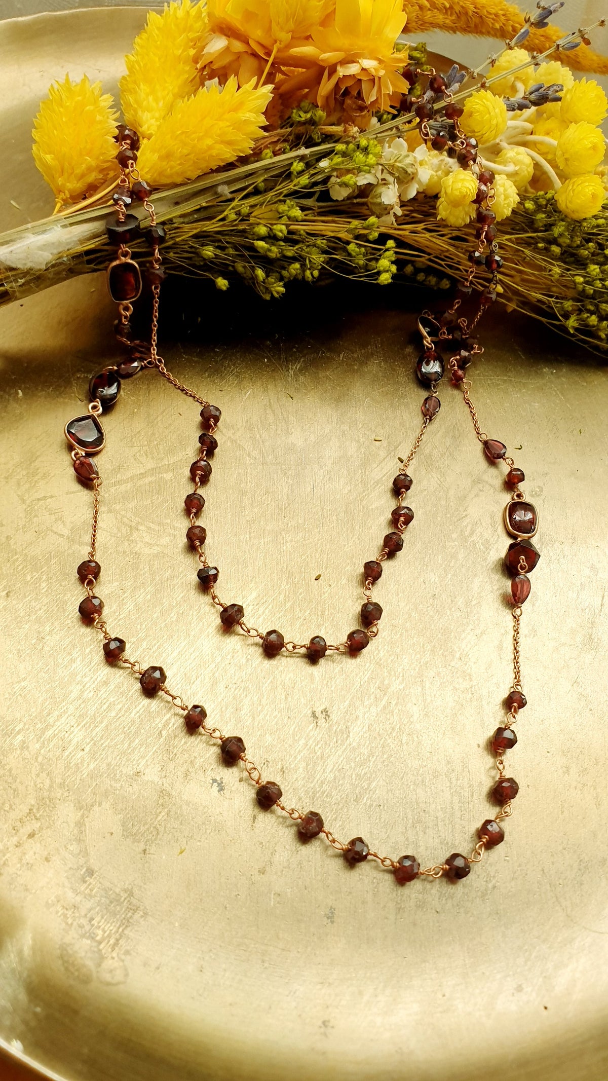 Lunga collana in argento rosato con granato