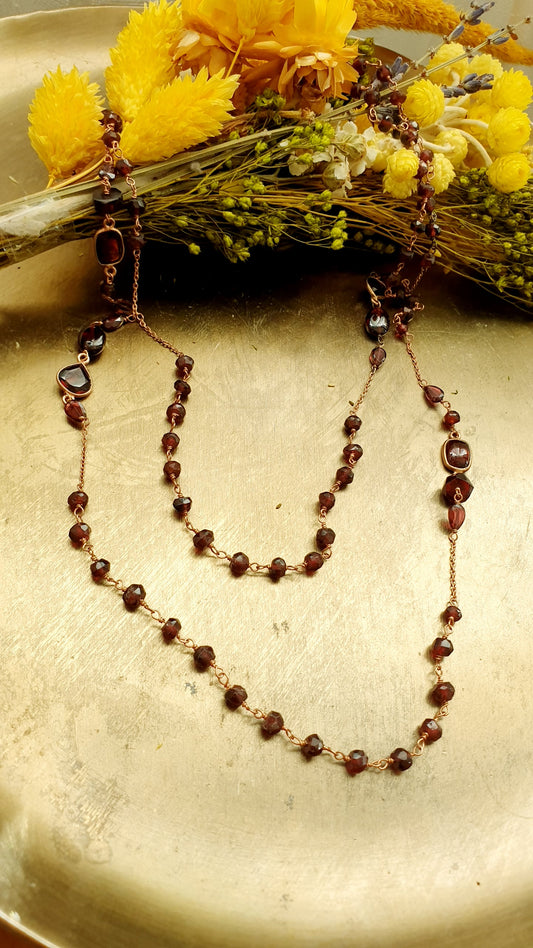 Lunga collana in argento rosato con granato