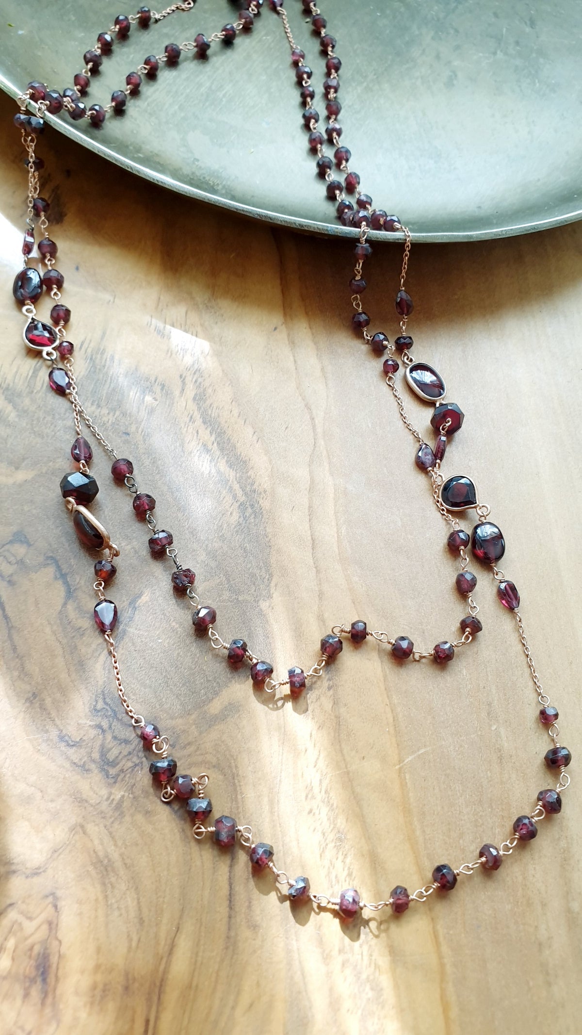 Lunga collana in argento rosato con granato