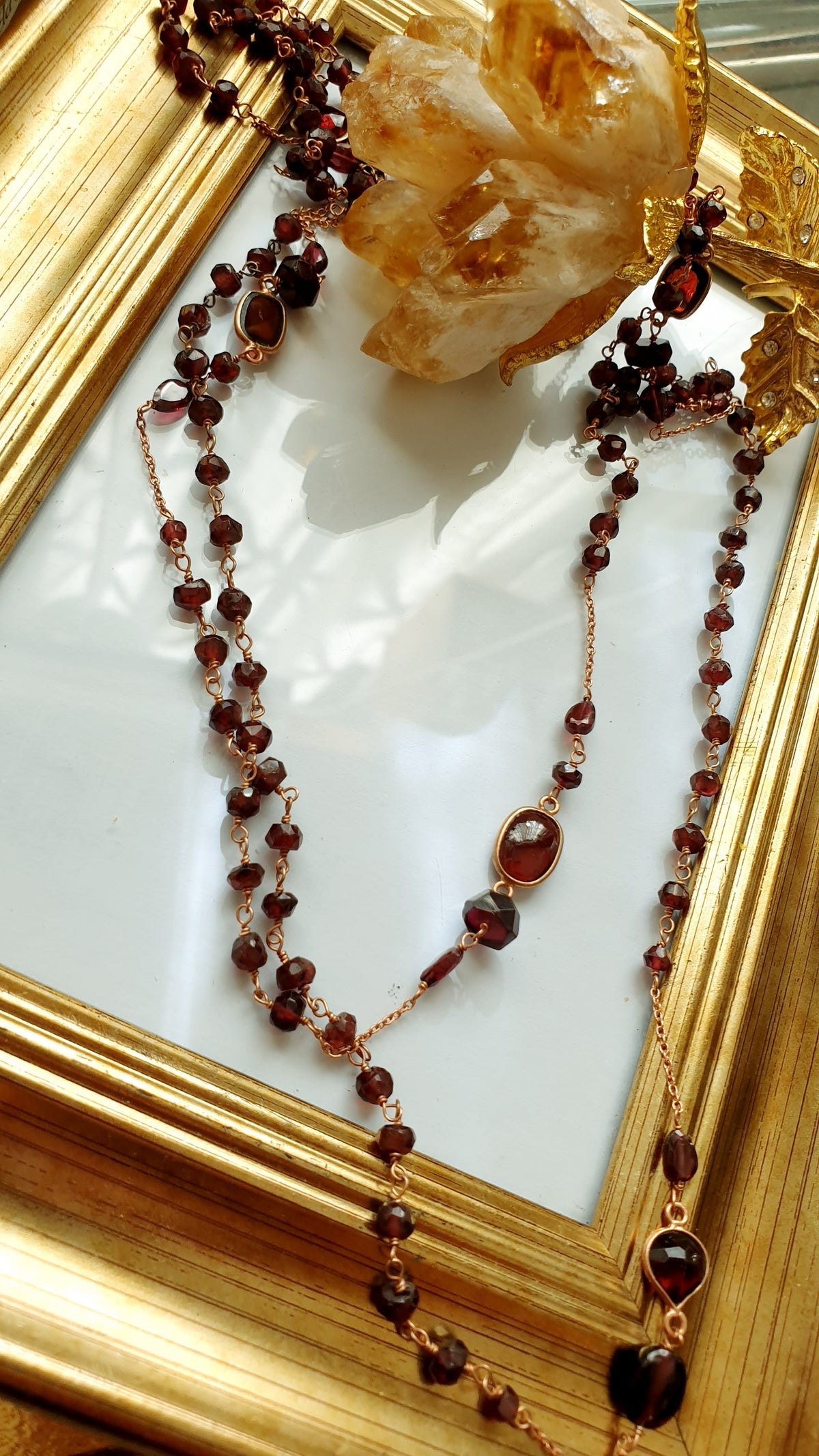 Lunga collana in argento rosato con granato