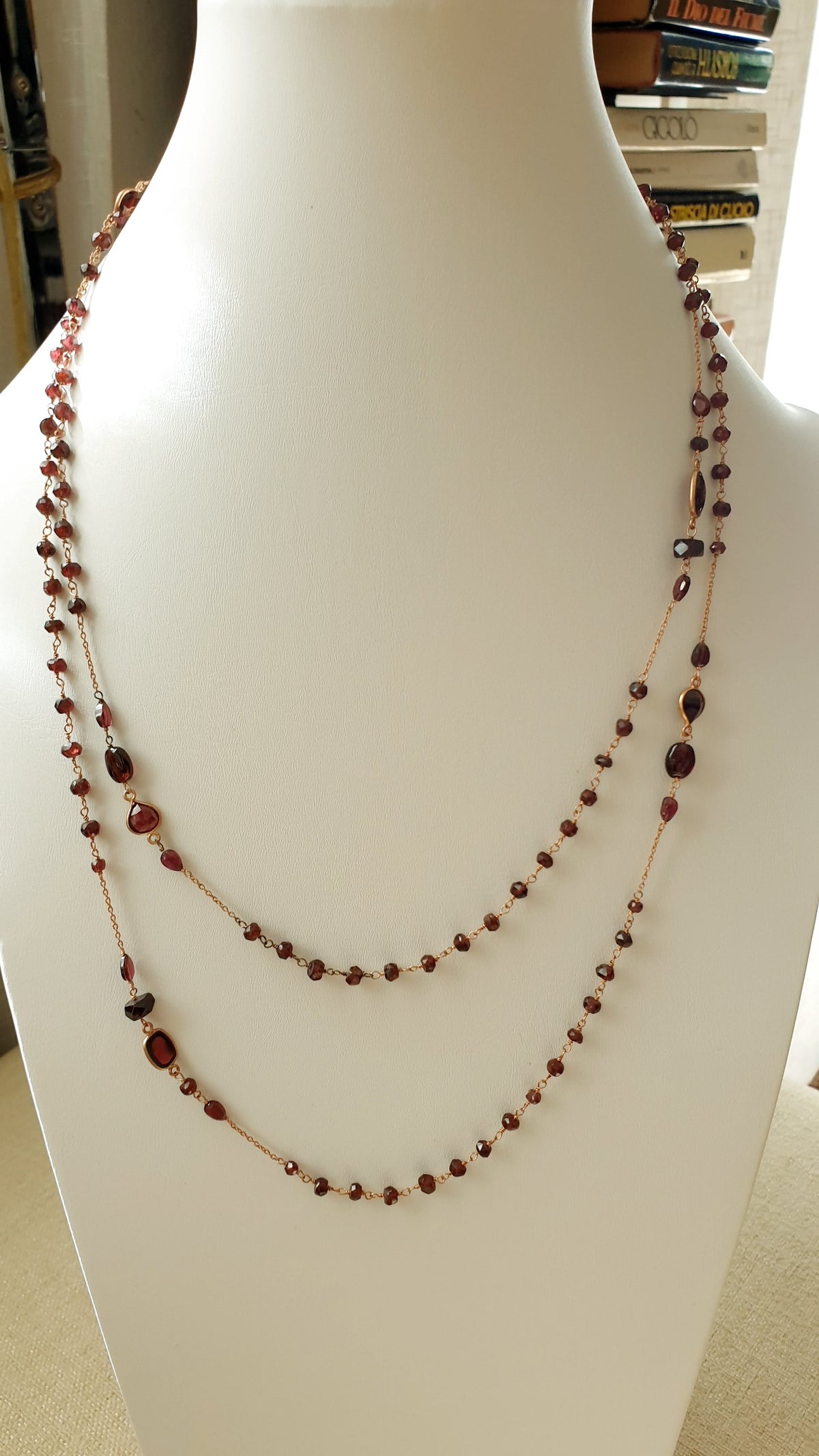 Lunga collana in argento rosato con granato