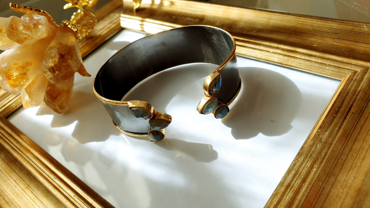 Bracciale in ottone brunito con labradorite
