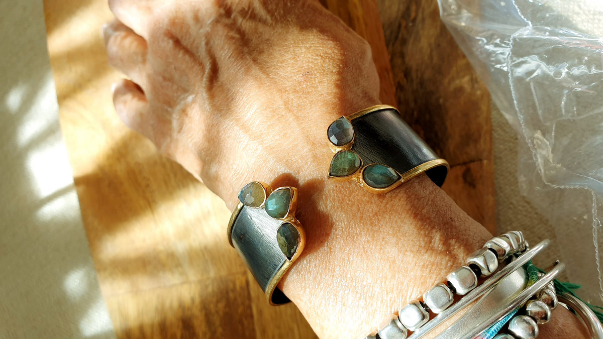 Bracciale in ottone brunito con labradorite