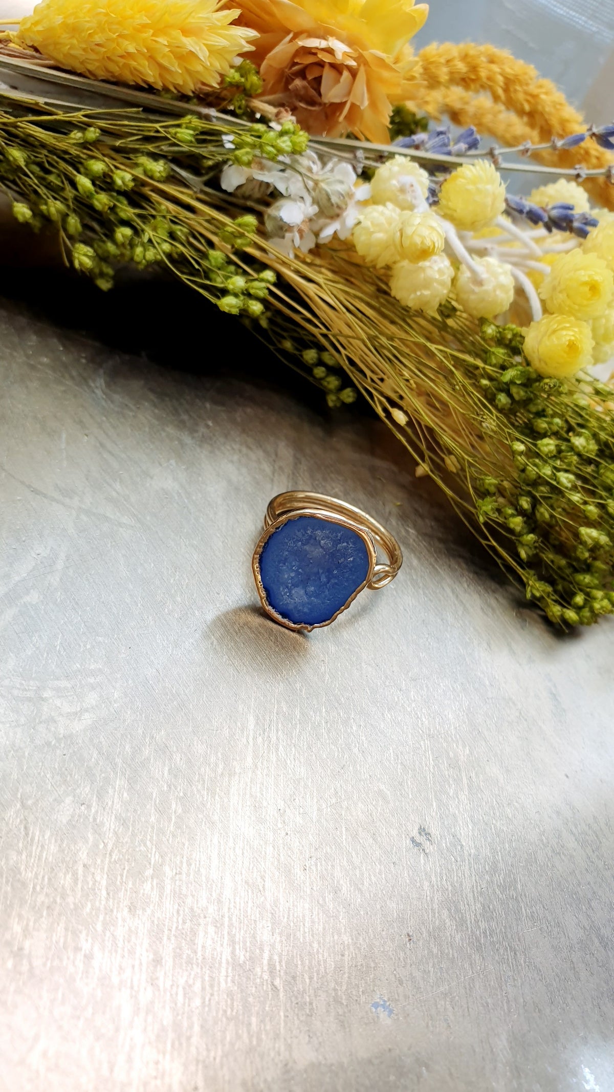 Anello regolabile  di ottone con drusa di agata azzurra