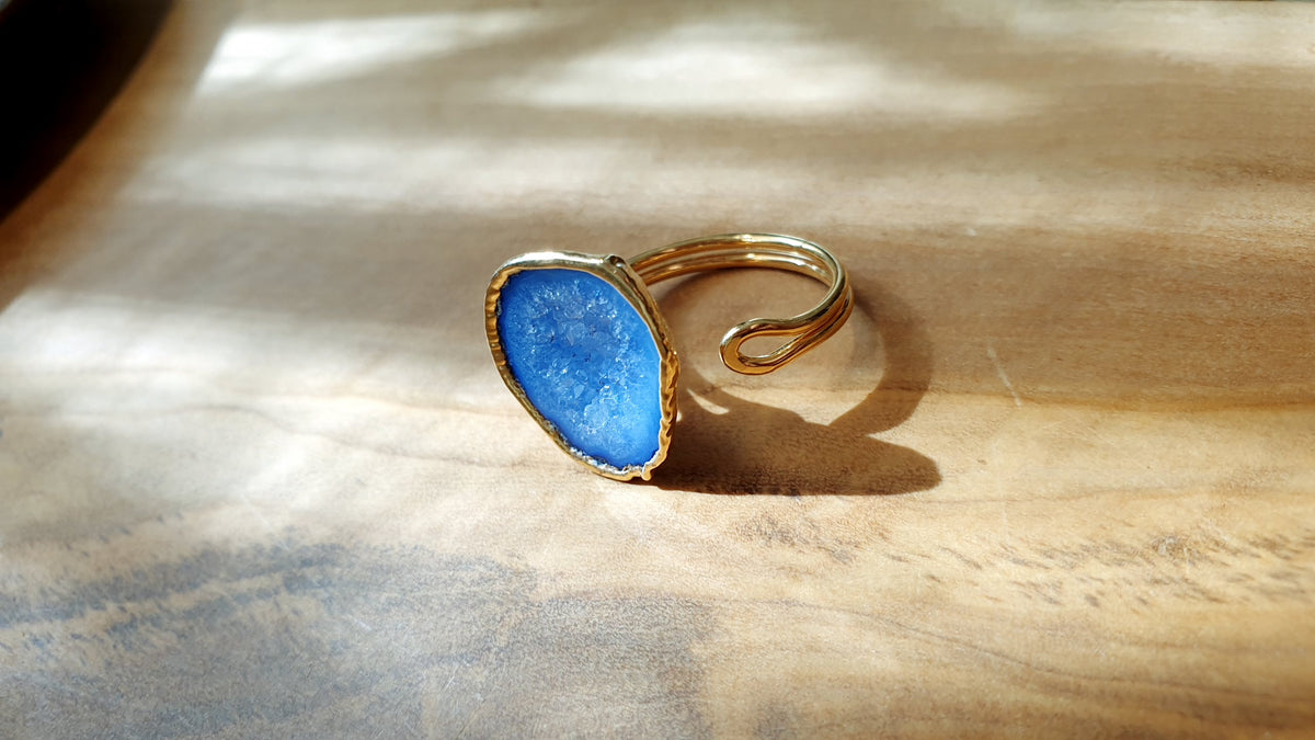 Anello regolabile  di ottone con drusa di agata azzurra