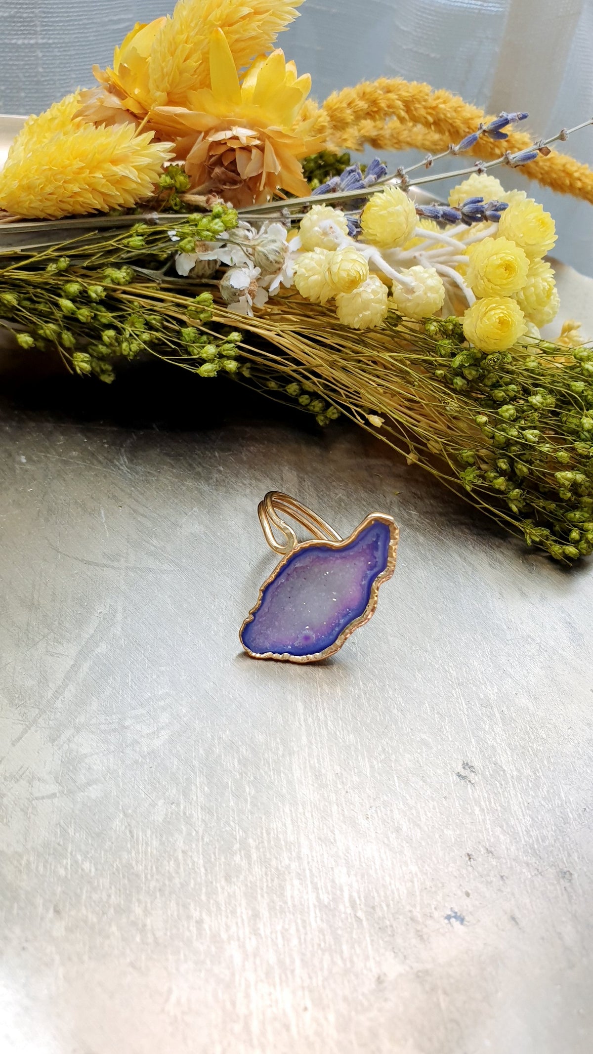 Anello regolabile in ottone con drusa di agata viola
