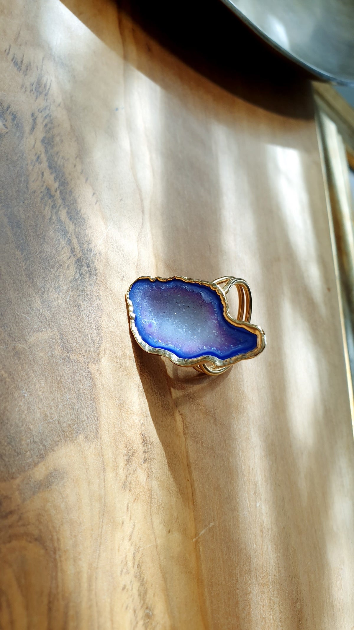 Anello regolabile in ottone con drusa di agata viola