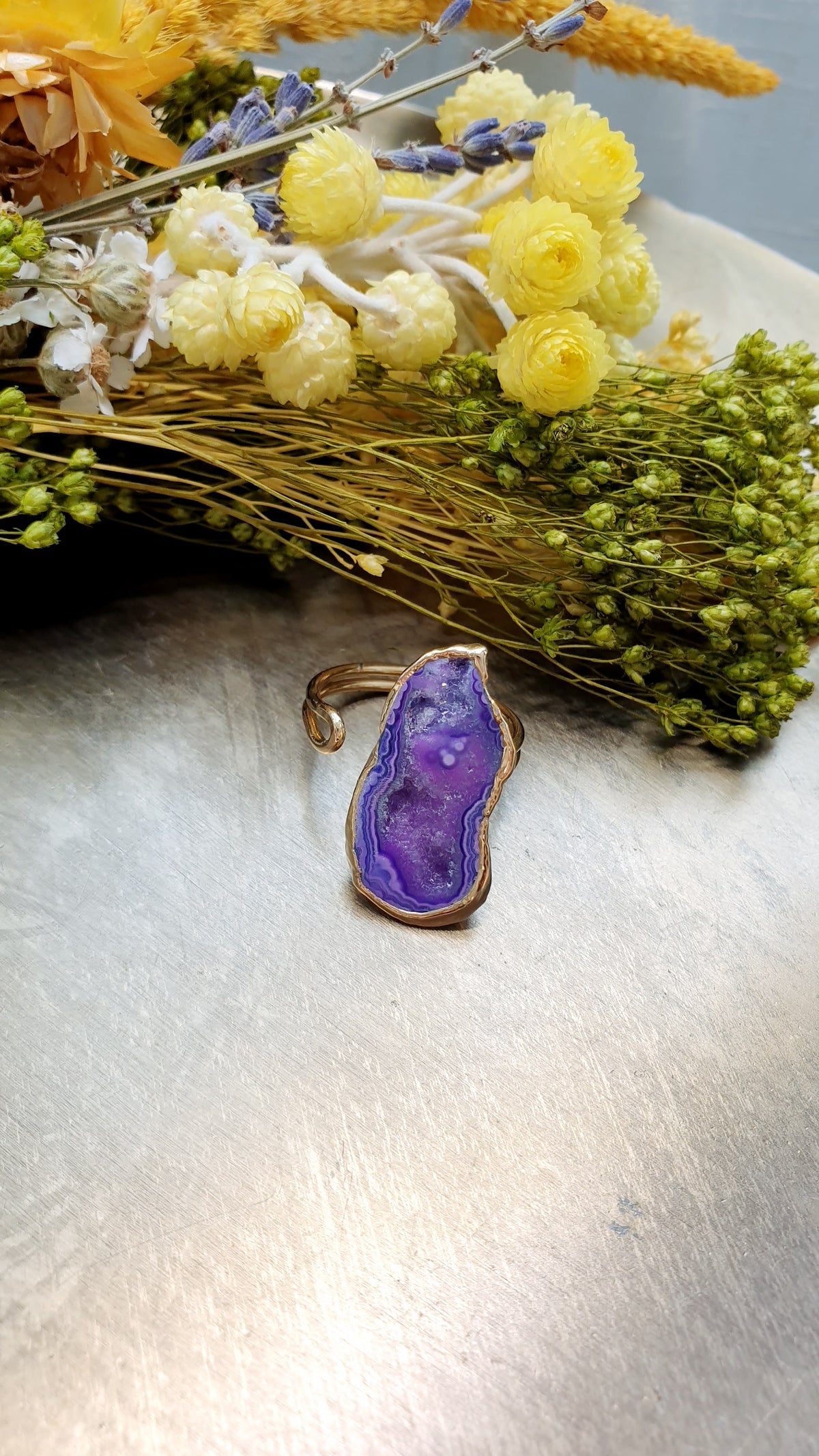 Anello regolabile di ottone con drusa di agata
