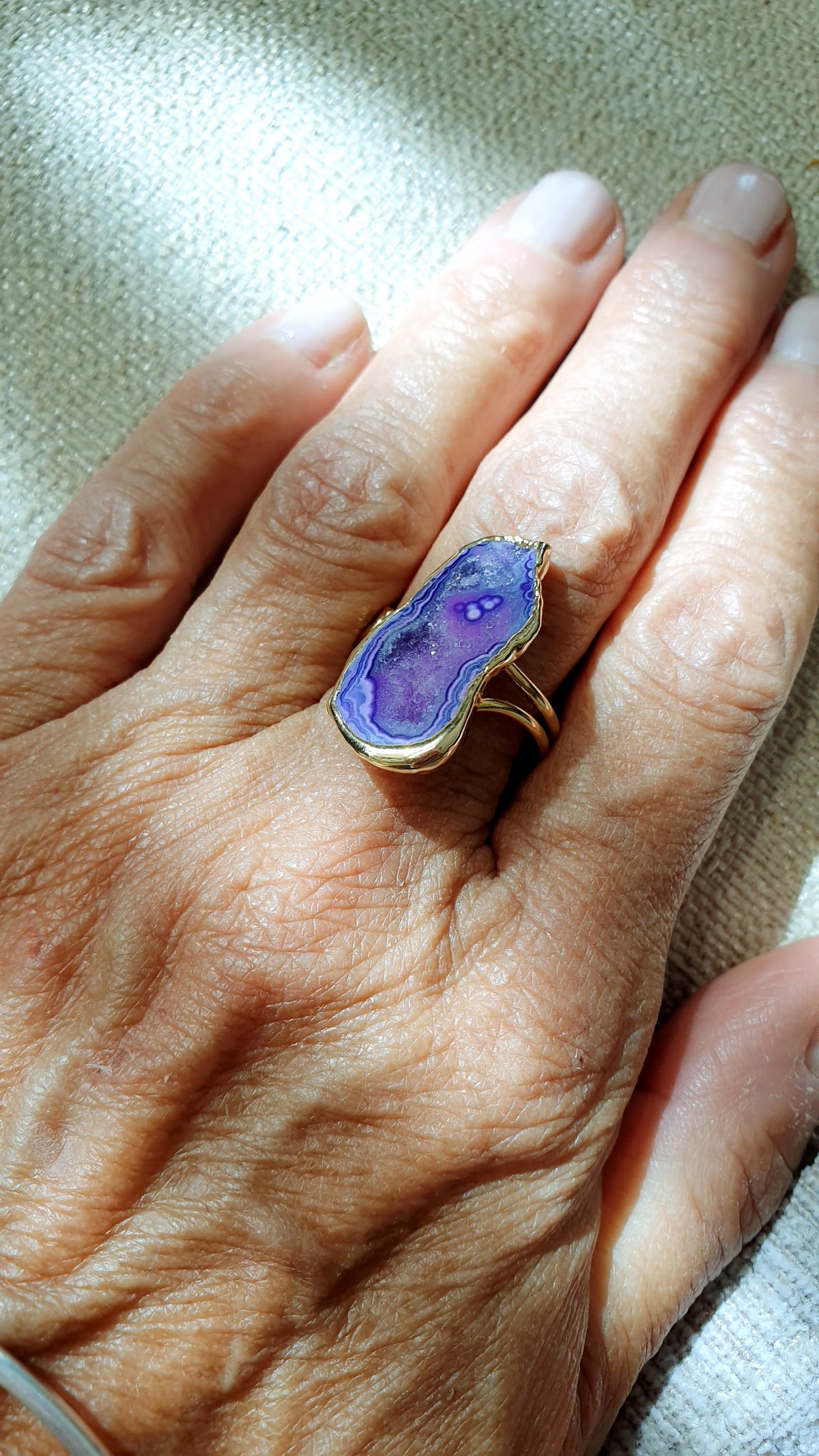 Anello regolabile di ottone con drusa di agata