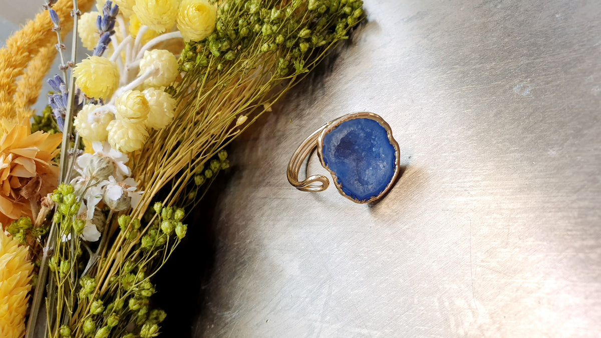 Anello regolabile di ottone con drusa di agata
