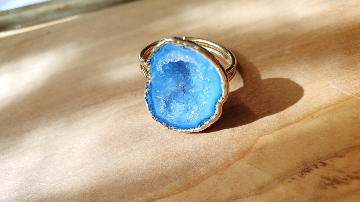 Anello regolabile di ottone con drusa di agata