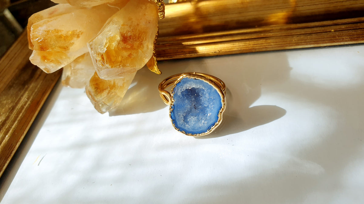 Anello regolabile di ottone con drusa di agata