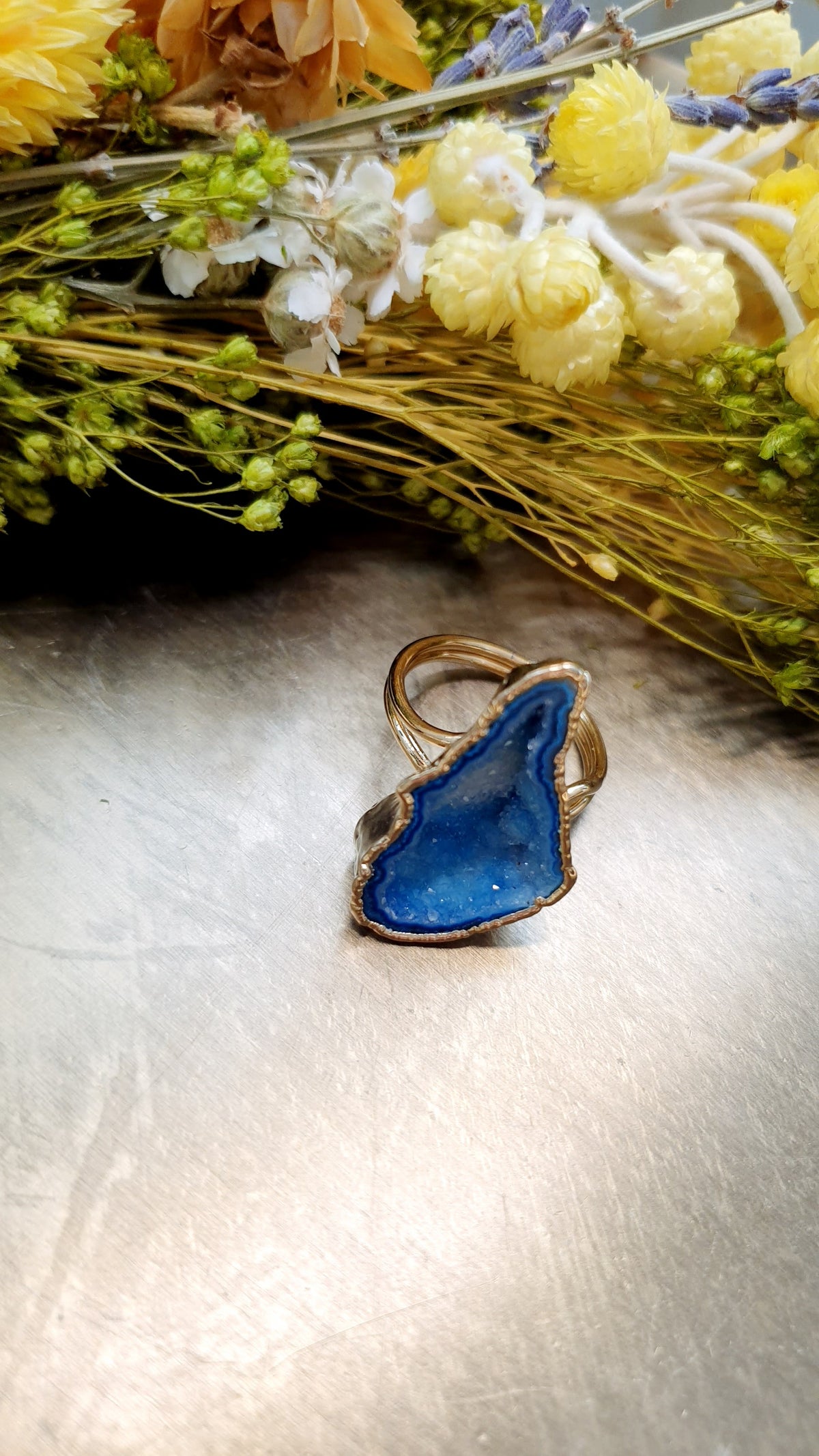 Anello di ottone regolabile con drusa di agata azzurra
