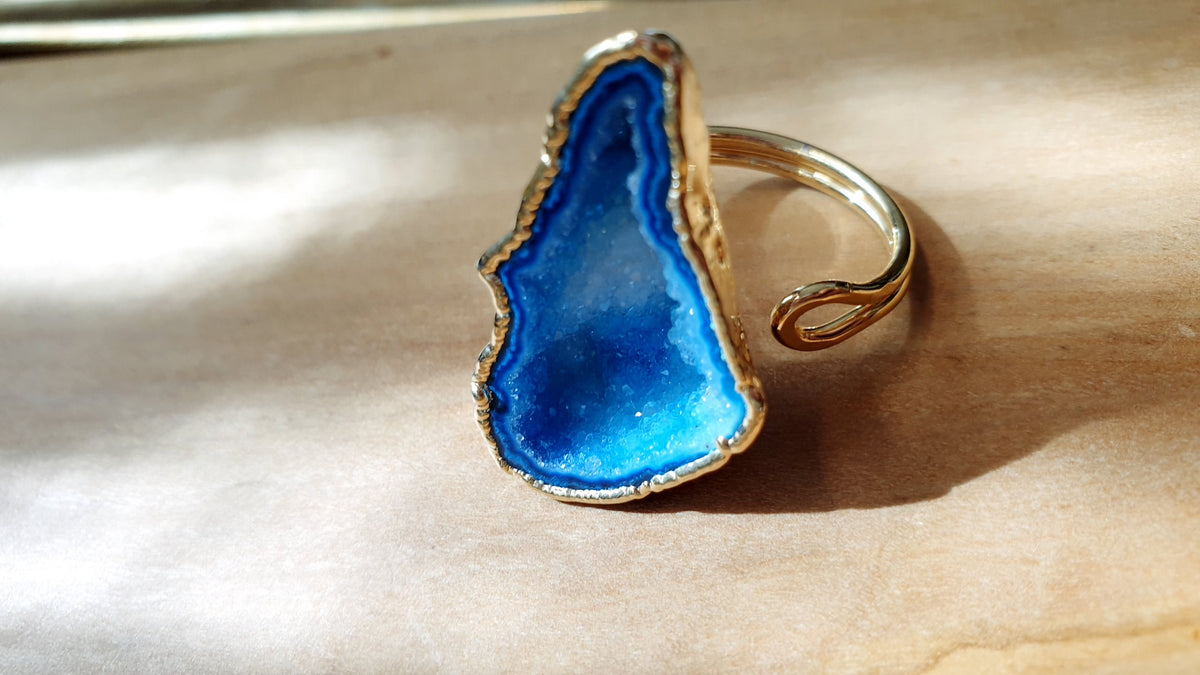 Anello di ottone regolabile con drusa di agata azzurra
