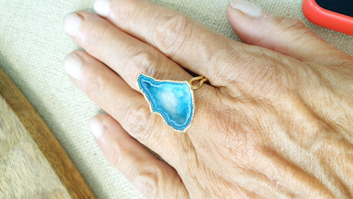 Anello di ottone regolabile con drusa di agata azzurra