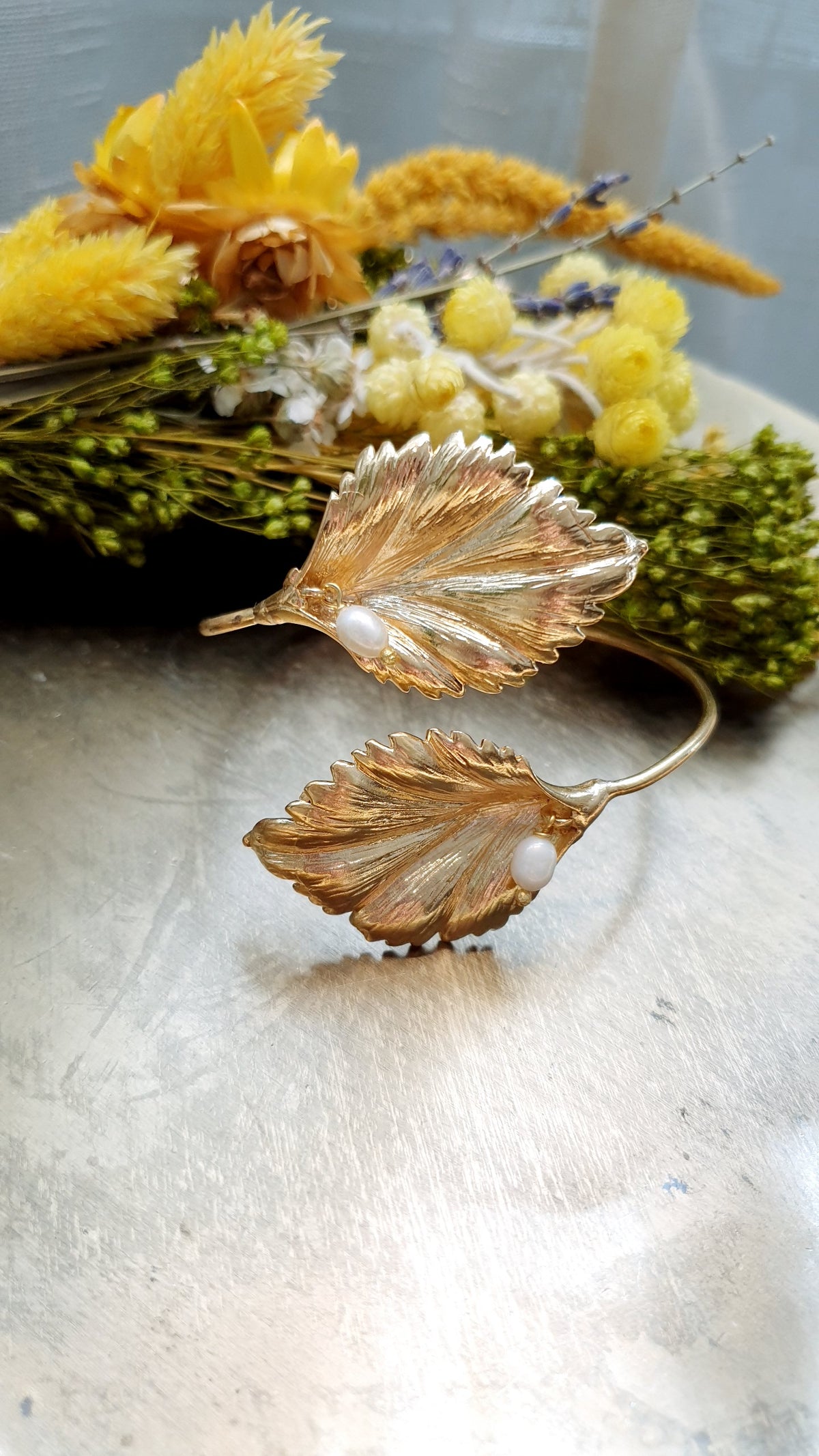Bracciale in ottone con foglia