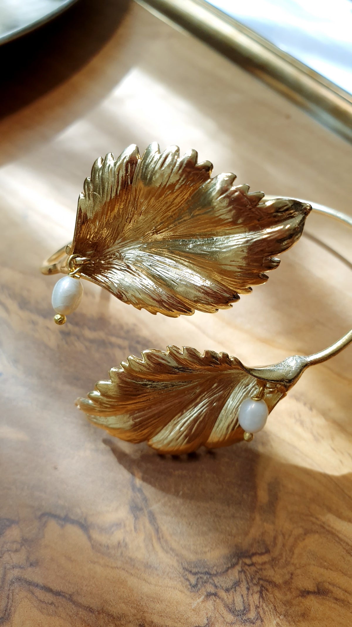 Bracciale in ottone con foglia