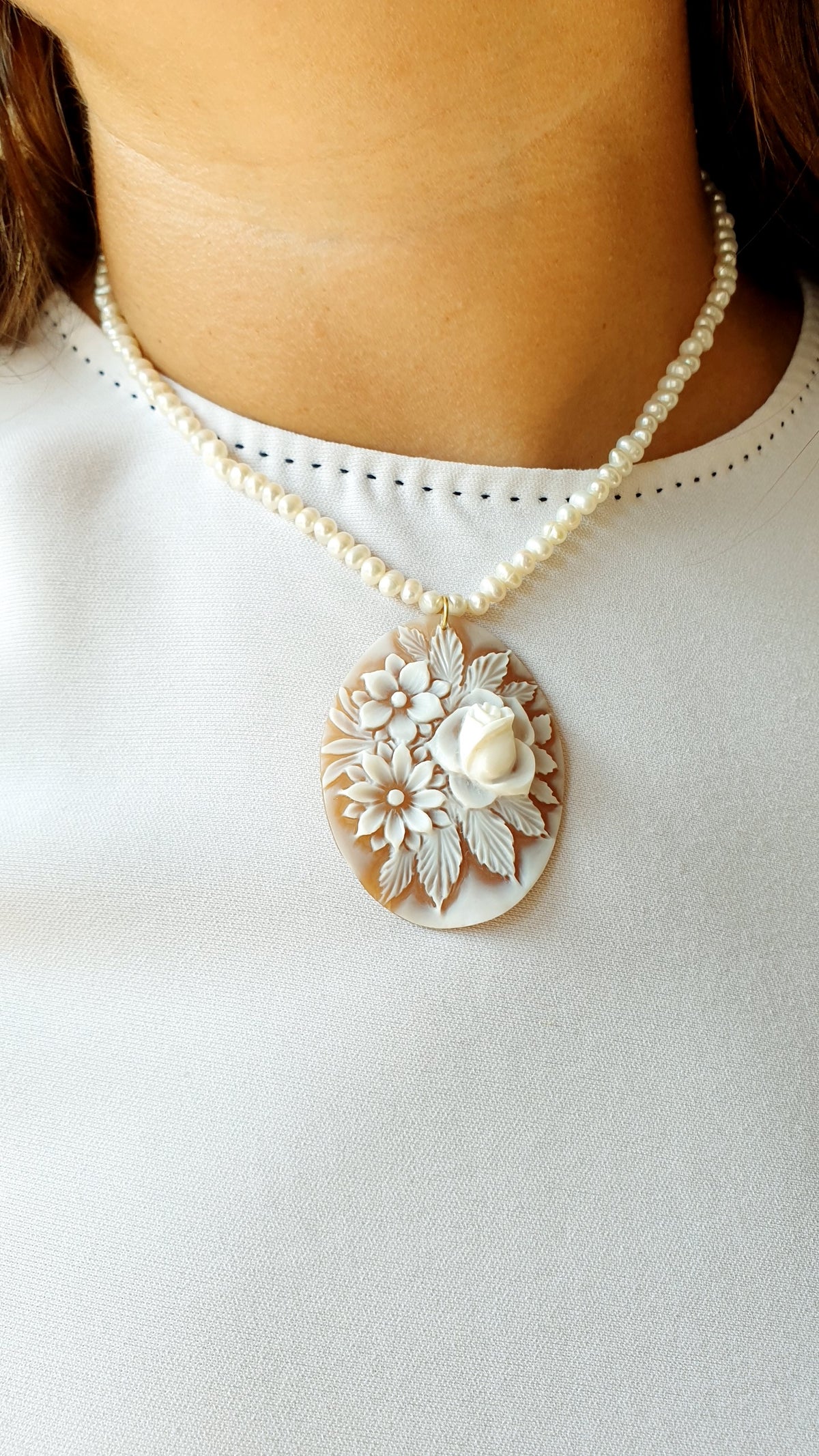 Girocollo di perle di fiume e argento con bellissimo cammeo floreale