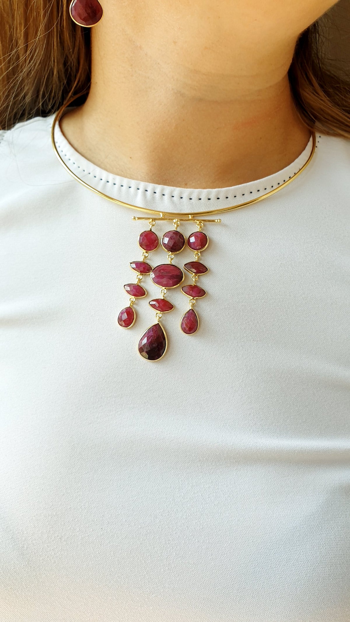 Girocollo in ottone con radice di rubino