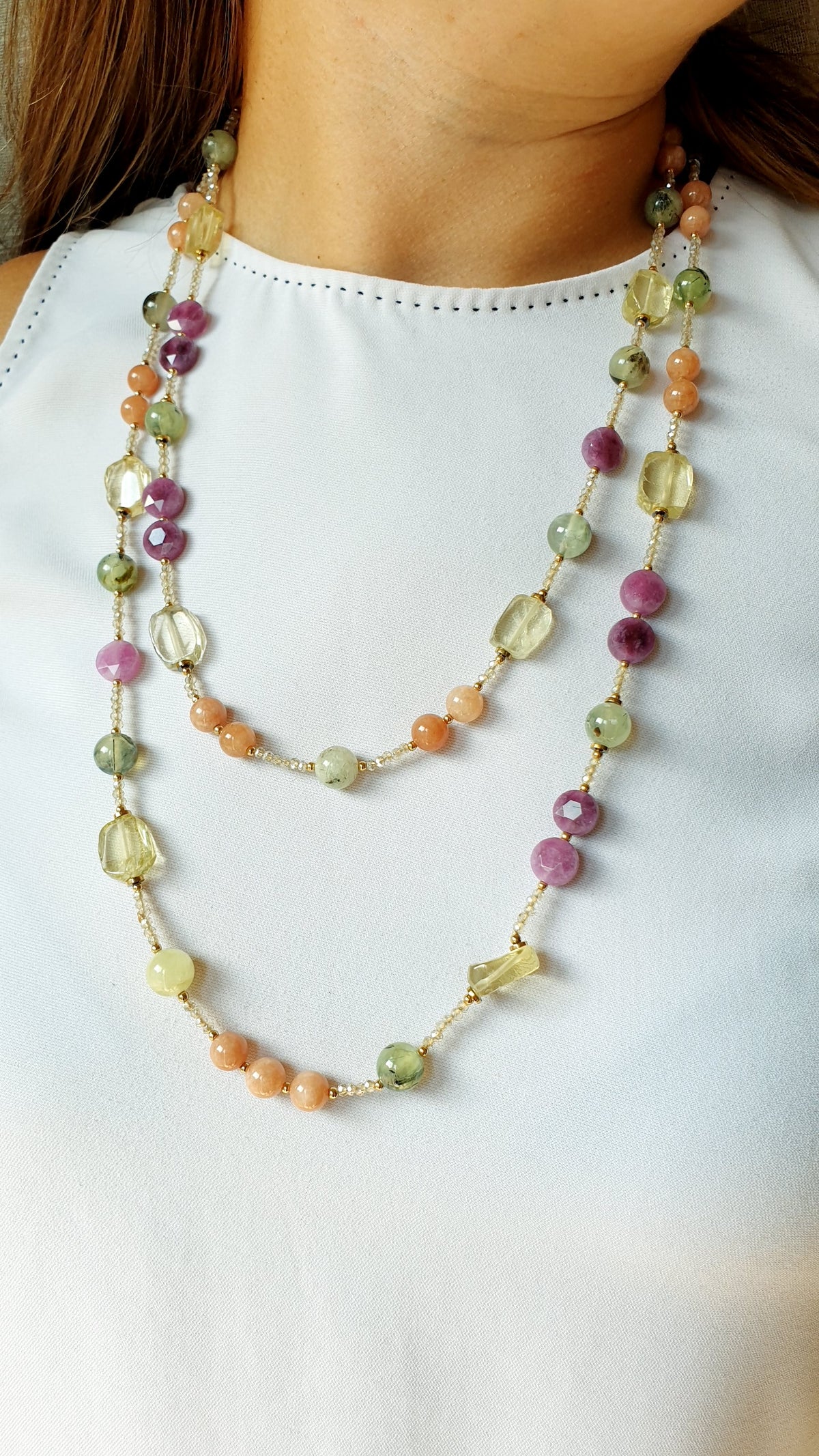Lunga collana con quarzo lime, prehnite, giada, cristallini.