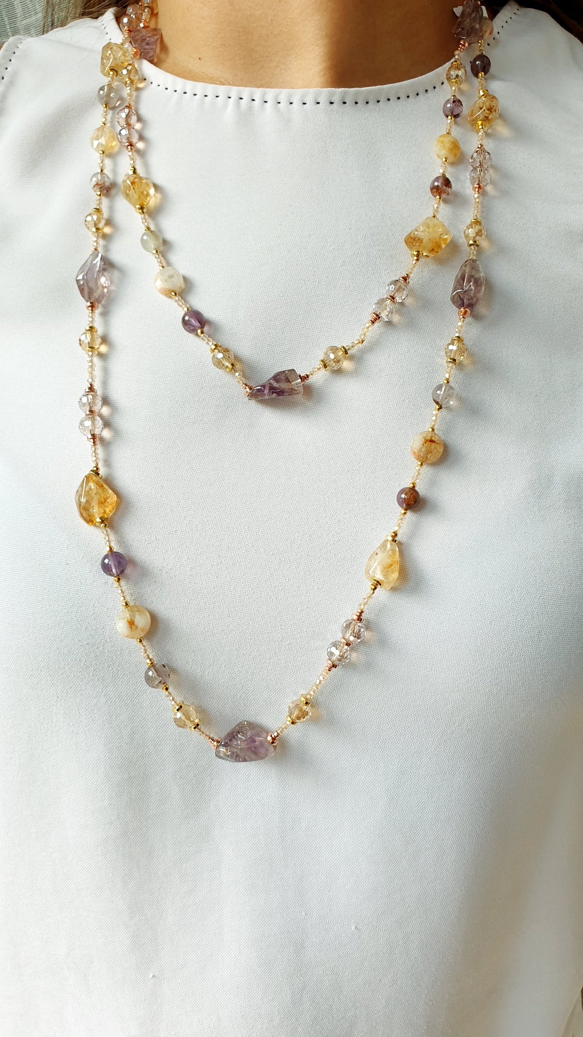 Lunga collana con ametista, citrino, cristallini.