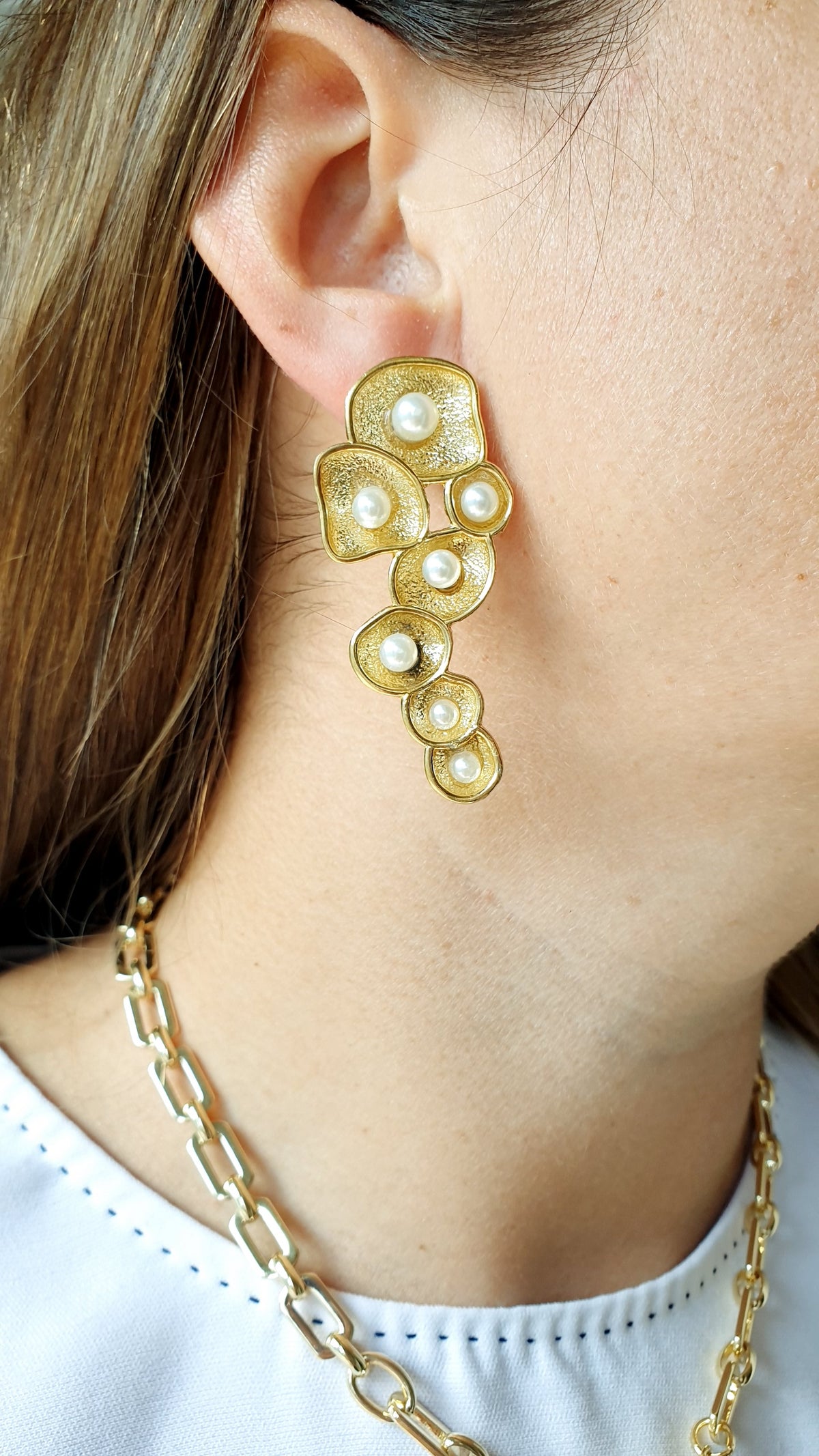 Originali orecchini "a grappolo" in ottone con perle
