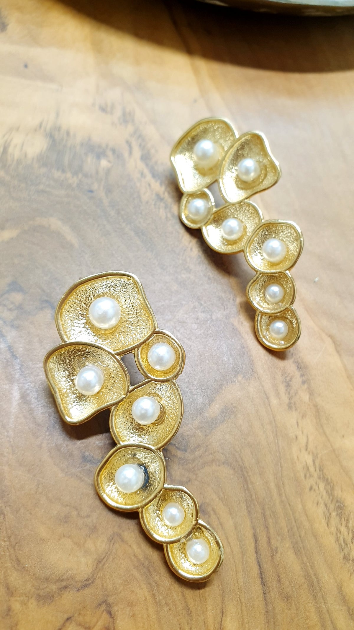 Originali orecchini "a grappolo" in ottone con perle