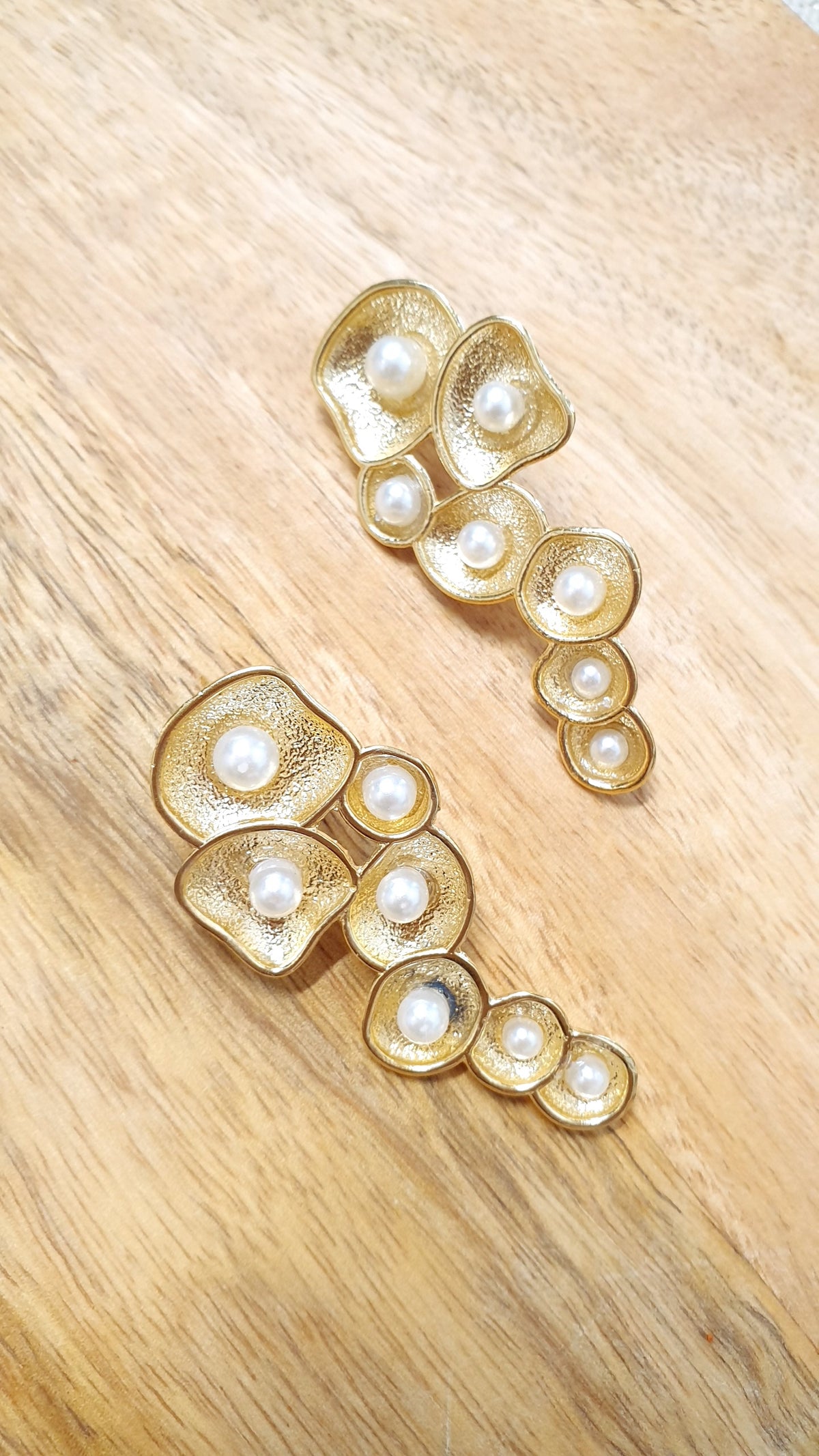 Originali orecchini "a grappolo" in ottone con perle