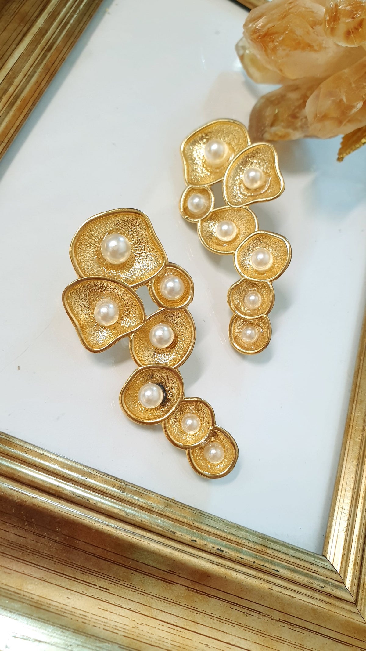 Originali orecchini "a grappolo" in ottone con perle
