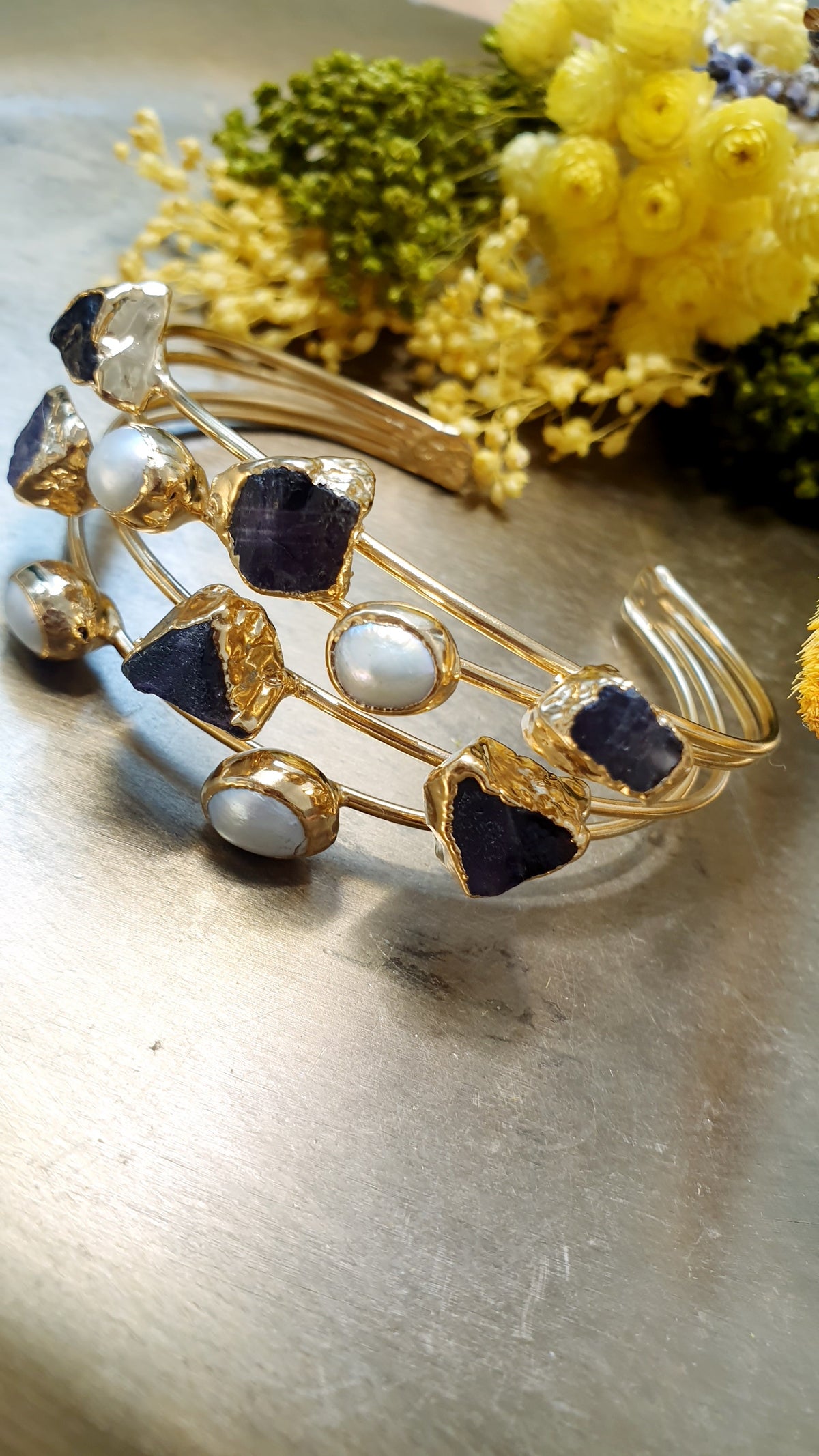 Bracciale in ottone con perle e ametiste
