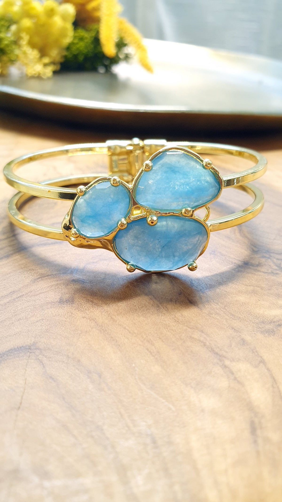 Bracciale di bronzo a scatto con apatite