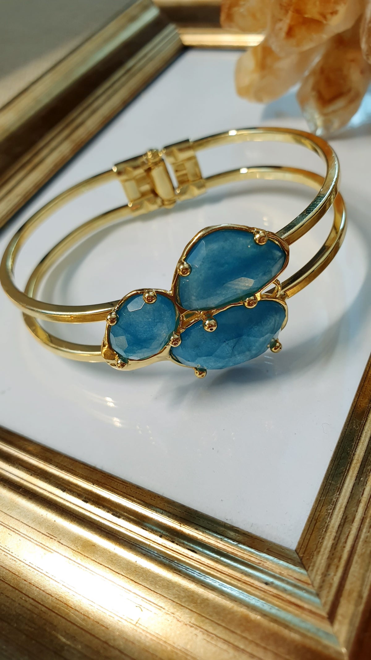 Bracciale di bronzo a scatto con apatite