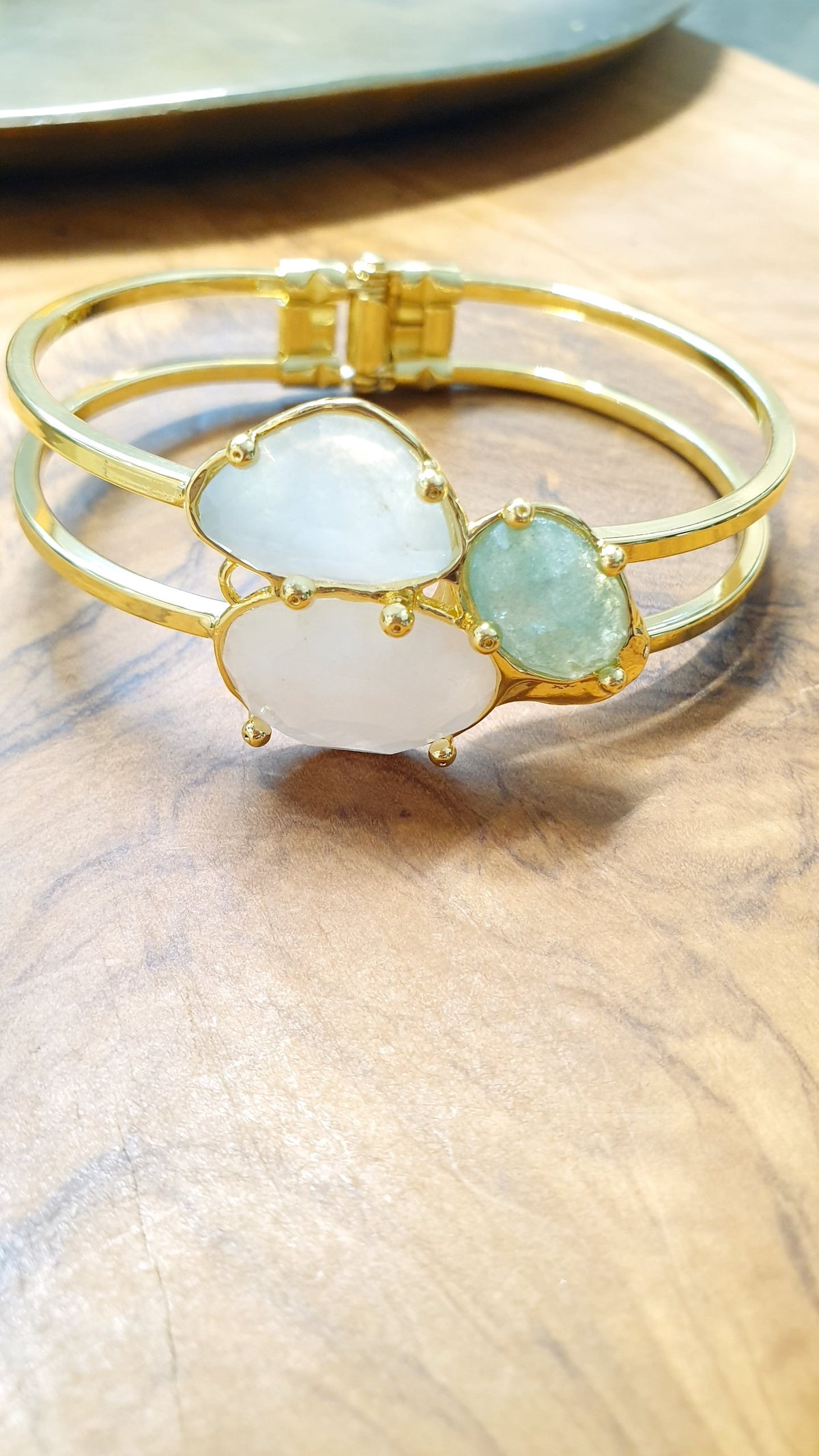 Bracciale a scatto di bronzo con pietre dure