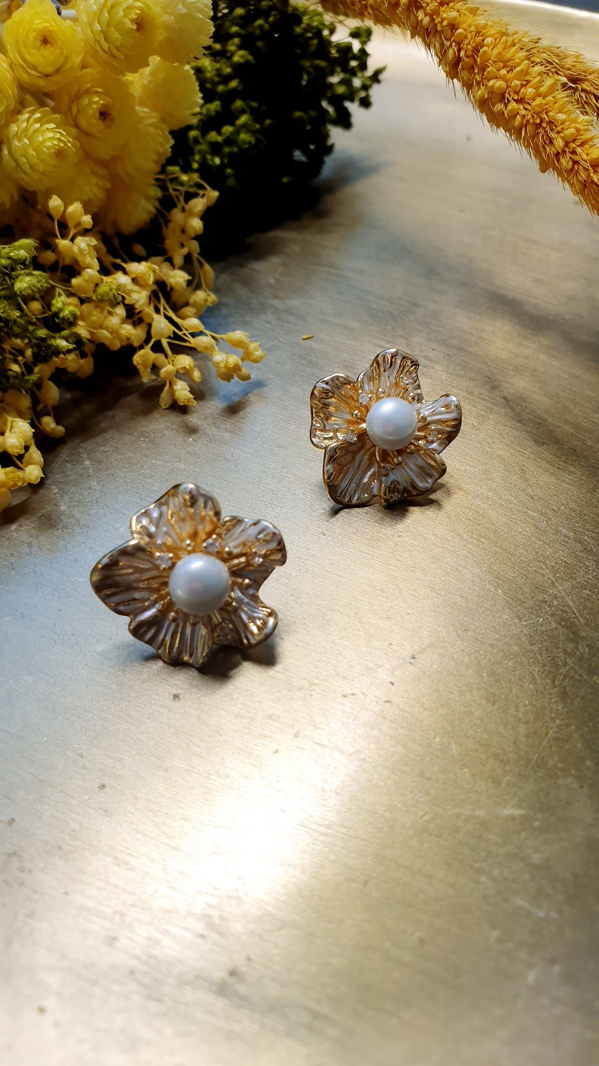 Orecchini di bronzo con fiore smaltato e perla