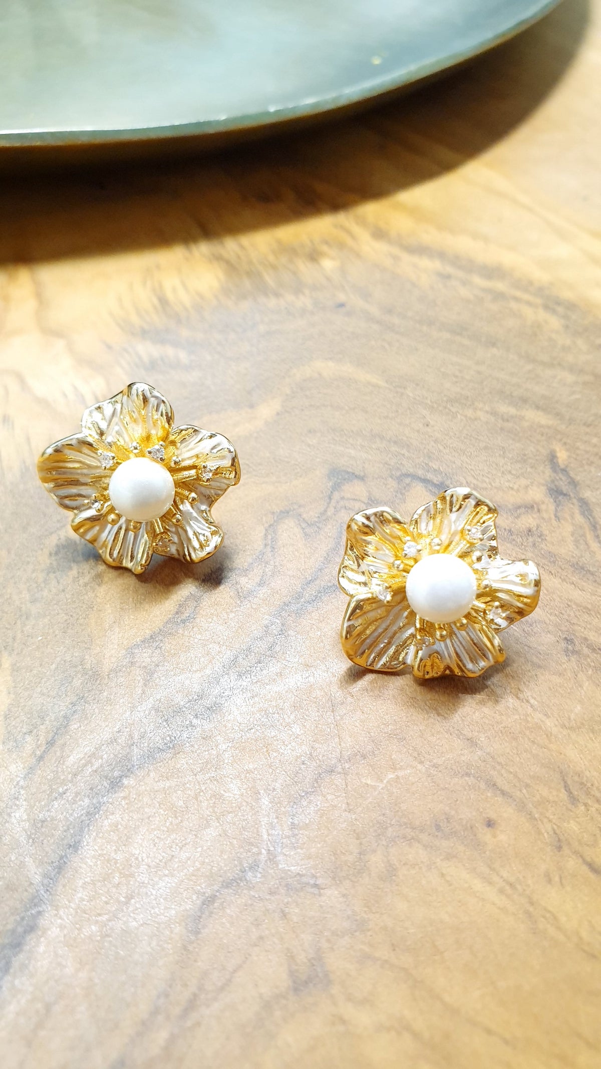 Orecchini di bronzo con fiore smaltato e perla