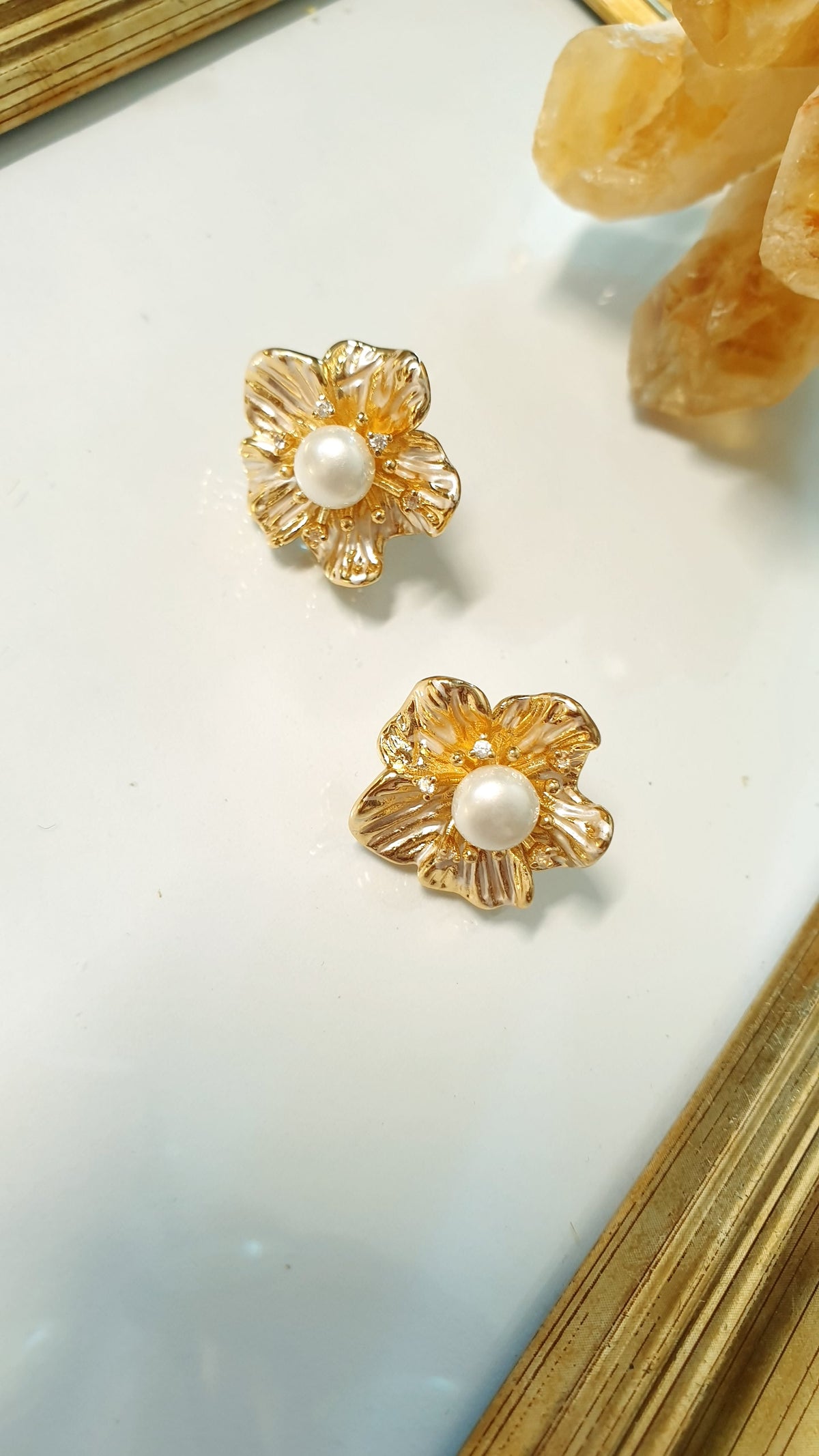 Orecchini di bronzo con fiore smaltato e perla