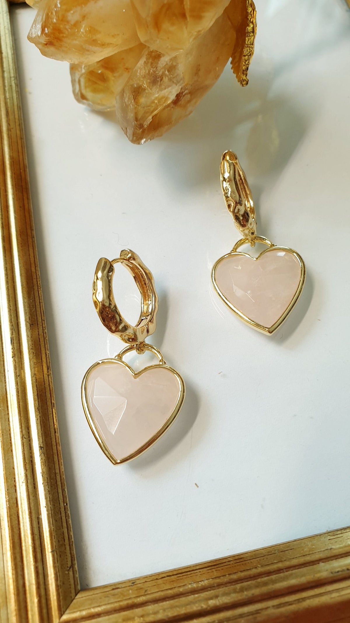 Orecchini in bronzo con cuore di quarzo rosa